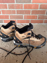 Load image into Gallery viewer, Merrell Boots Womens 7.5
