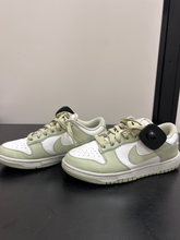 Load image into Gallery viewer, Nike Casual Shoes Womens 7
