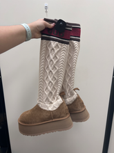 Load image into Gallery viewer, Uggs Boots Womens 8
