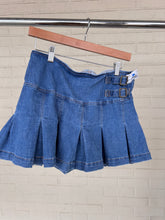 Load image into Gallery viewer, Aeropostale Short Skirt Size Large
