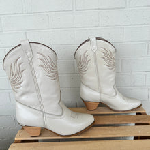 Load image into Gallery viewer, Boots Womens 6.5
