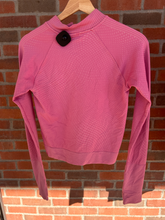 Load image into Gallery viewer, Lulu Lemon Athletic Top Size Small
