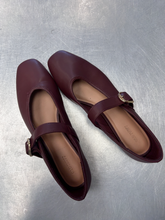 Load image into Gallery viewer, Old Navy Casual Shoes Womens 9
