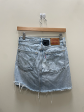 Load image into Gallery viewer, Levi Short Skirt Size 0

