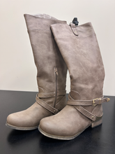 Load image into Gallery viewer, Aldo Boots Womens 6
