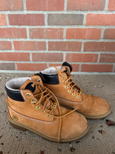 Load image into Gallery viewer, Timberland Boots Womens 7
