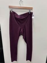 Load image into Gallery viewer, Skims Athletic Pants Size Extra Large
