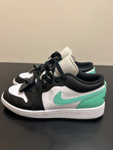 Load image into Gallery viewer, Nike Womens Athletic Shoes Womens 7
