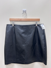 Load image into Gallery viewer, Dynamite Short Skirt Size Extra Large
