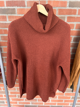 Load image into Gallery viewer, Abercrombie &amp; Fitch Sweater Size Small

