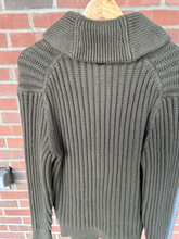 Load image into Gallery viewer, Banana Republic Sweater Size Medium
