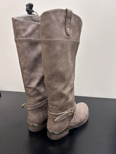 Load image into Gallery viewer, Aldo Boots Womens 6
