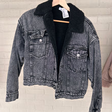 Load image into Gallery viewer, Forever 21 Denim Outerwear Size Small
