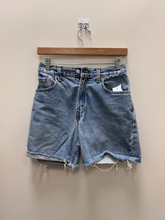 Load image into Gallery viewer, Levi Shorts Size 7/8
