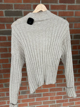 Load image into Gallery viewer, Sweater Size Large
