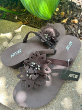 Load image into Gallery viewer, Apt. 9 Sandals Womens 7
