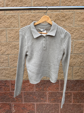 Load image into Gallery viewer, American Eagle Sweater Size Medium
