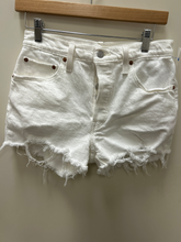 Load image into Gallery viewer, Levi Shorts Size 5/6

