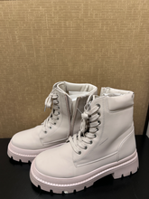 Load image into Gallery viewer, Boots Womens 10
