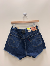 Load image into Gallery viewer, Levi Shorts Size 30
