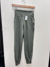 Load image into Gallery viewer, Lululemon Athletic Pants Size 3/4 (27)
