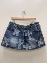 Load image into Gallery viewer, Fashion Nova Short Skirt Size 2XL
