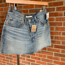 Load image into Gallery viewer, Levi Short Skirt Size Large
