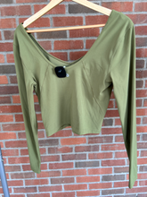 Load image into Gallery viewer, Lulu Lemon Athletic Top Size Medium
