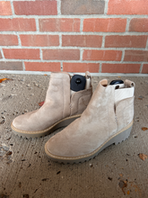 Load image into Gallery viewer, Dolce Vita Boots Womens 7.5
