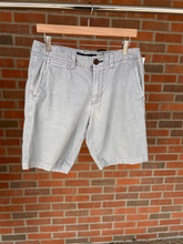 Load image into Gallery viewer, American Eagle Shorts Size 30
