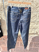 Load image into Gallery viewer, Tommy Hilfiger Capris Size 3/4 (27)
