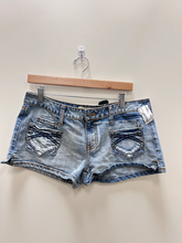 Load image into Gallery viewer, Hint Shorts Size 13/14
