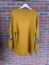 Load image into Gallery viewer, Sweater Size Large
