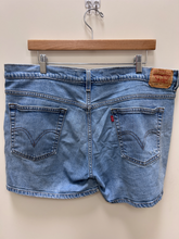 Load image into Gallery viewer, Levi Shorts Size Large
