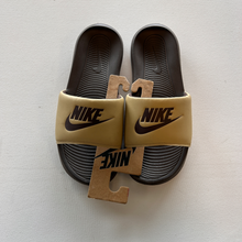 Load image into Gallery viewer, Nike Sandals Mens 11
