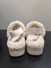 Load image into Gallery viewer, Uggs Casual Shoes Womens 8
