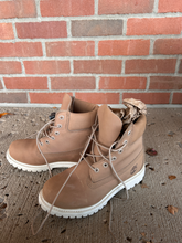 Load image into Gallery viewer, Timberland Boots Womens 7
