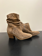 Load image into Gallery viewer, Boots Womens 9
