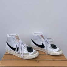 Load image into Gallery viewer, Nike Casual Shoes Womens 7.5
