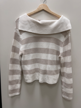 Load image into Gallery viewer, Moon &amp; Madison Sweater Size Small
