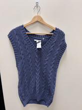 Load image into Gallery viewer, American Eagle Sweater Size Medium
