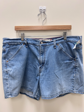 Load image into Gallery viewer, Levi Shorts Size Large
