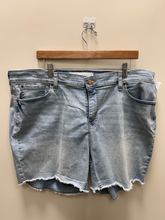 Load image into Gallery viewer, Levi Shorts Size 18/20
