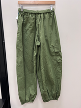 Load image into Gallery viewer, Urban Outfitters ( U ) Pants Size Small
