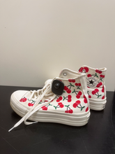 Load image into Gallery viewer, Converse Casual Shoes Womens 6
