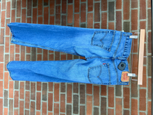 Load image into Gallery viewer, Levi Denim Size 5/6 (28)
