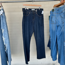 Load image into Gallery viewer, Levi Denim Size 15/16 (34)
