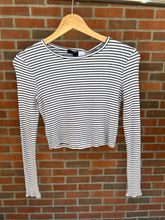 Load image into Gallery viewer, Forever 21 Long Sleeve Top Size Medium
