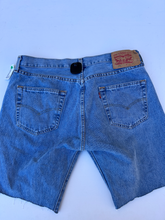 Load image into Gallery viewer, Levi Denim Size Large
