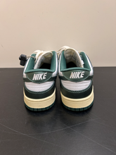 Load image into Gallery viewer, Nike Womens Athletic Shoes Womens 7
